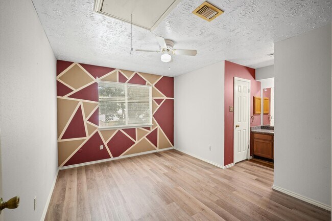 Foto del edificio - 4711 Newpark Dr