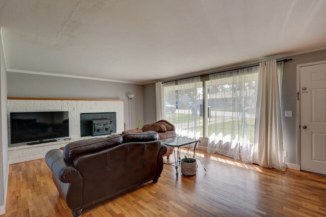Building Photo - 3 Bed & 1.5 bathroom house