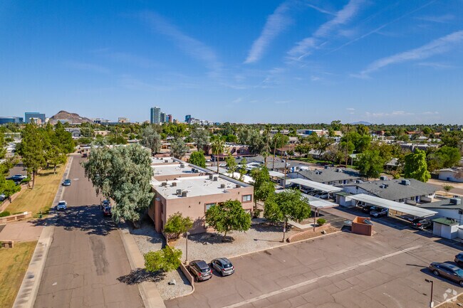 Foto aérea - Lake Point Village Condominiums