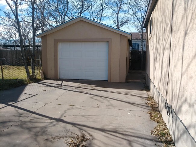 Building Photo - 4210 SE 10th Ave