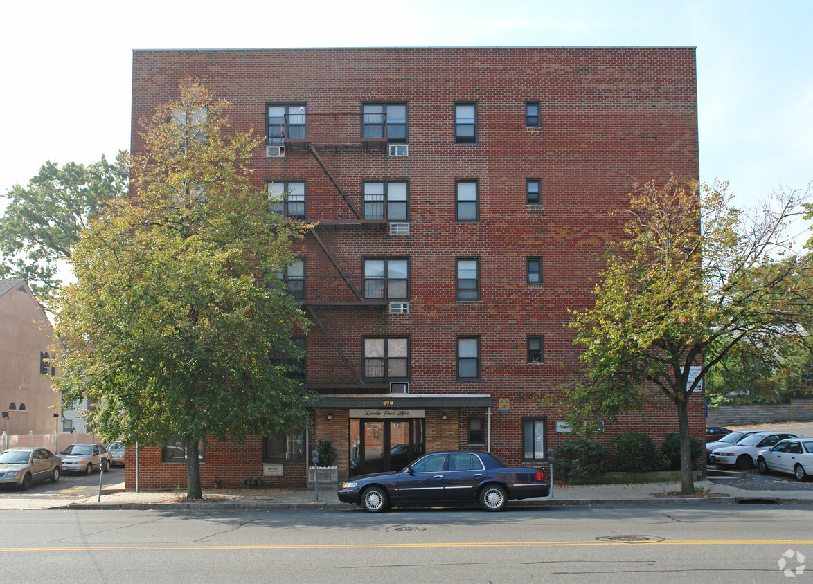 Foto del edificio - 698 Yonkers Ave