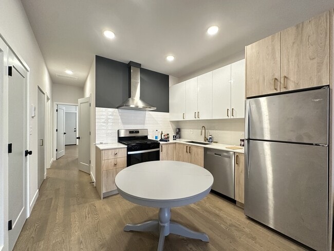 Building Photo - 841 N Mozart St