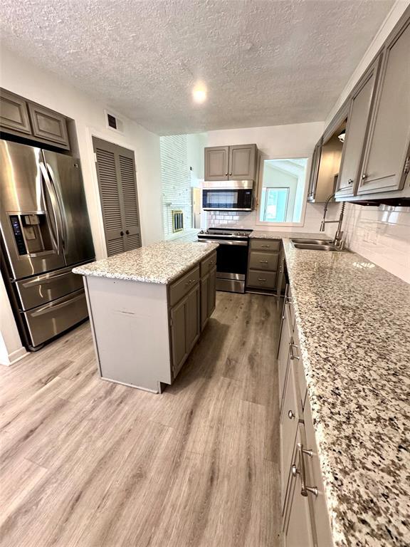 Foto del edificio - 3320 Palm Desert Ln