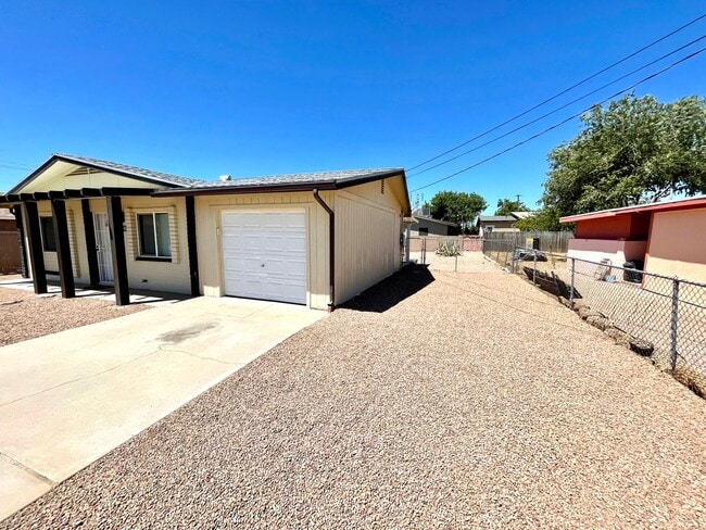 Building Photo - Furnished- Cute 2 Bedroom Home with Garage...