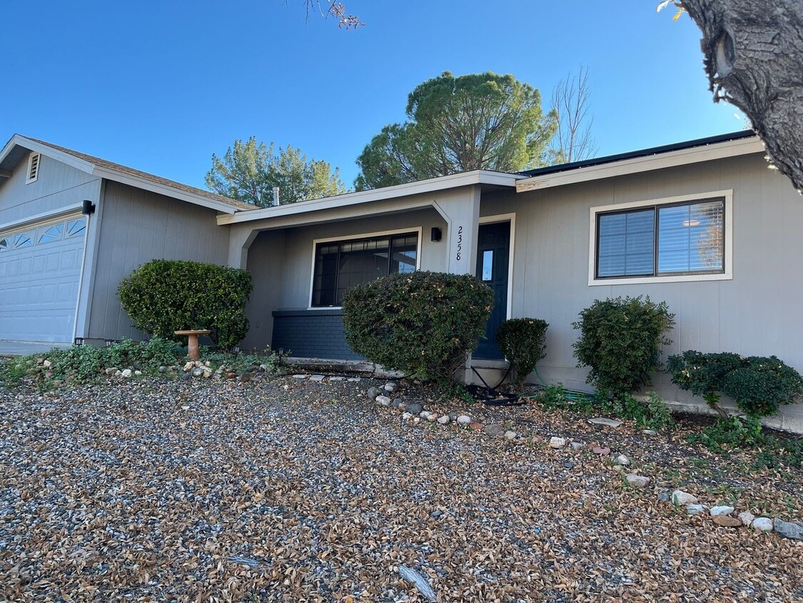 Foto principal - Modern, updated 3B/2B with fenced yard and sun room in Cottonwood