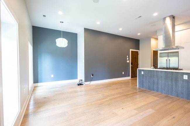 Building Photo - Stunning 2 BR/2 BA Condo in Columbia Heights!