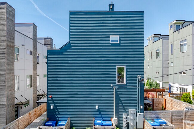 Building Photo - Coombes California