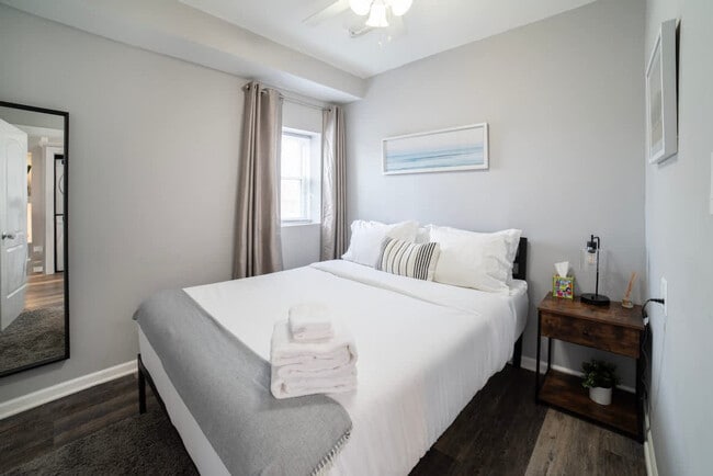 Building Photo - 2002 W Cermak Rd