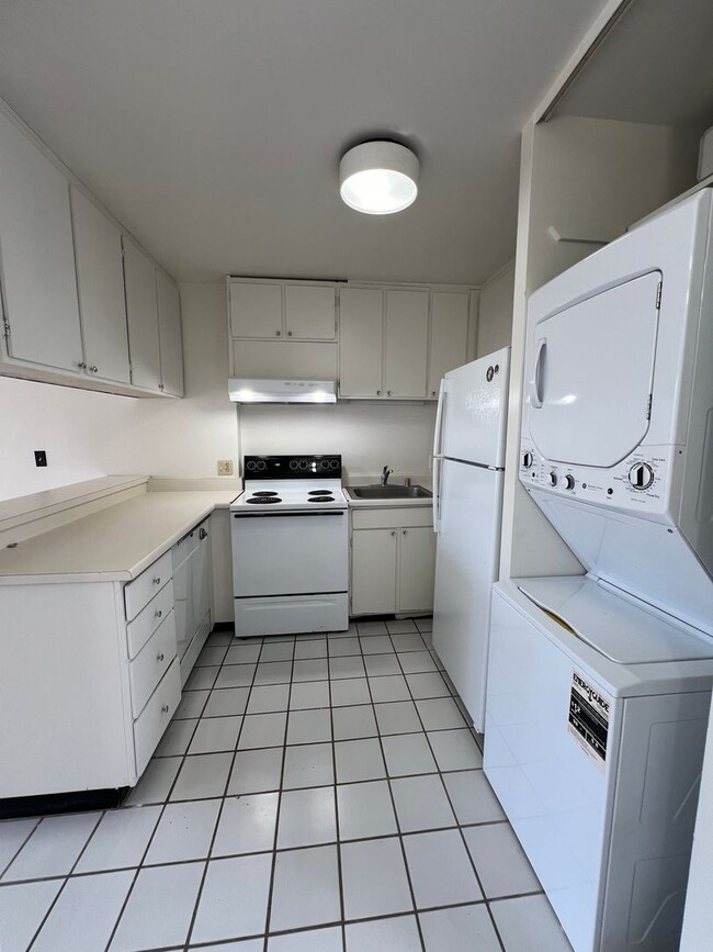 Building Photo - Super Convenient location in Town, close t...