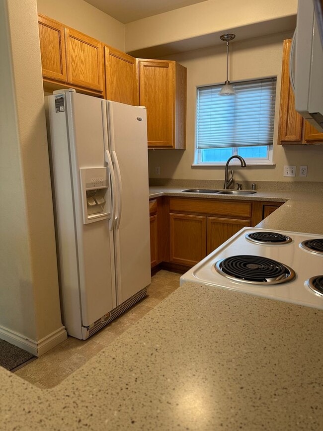 Building Photo - NEW CARPET THROUGHOUT| 2-Bedroom Townhome with Garage