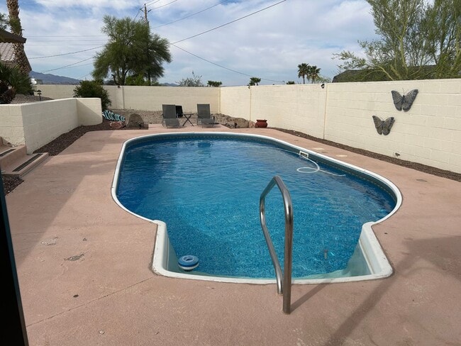 Building Photo - Long term unfurnished Pool Home