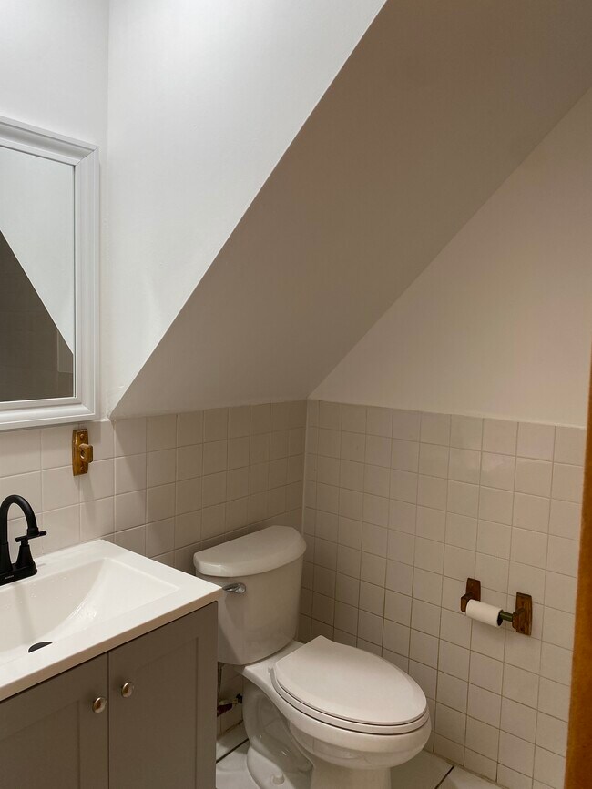 1 fl bath - 1139 S Clifton St