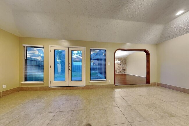 Building Photo - 14207 Vanessa Cir