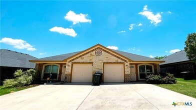 Building Photo - 405 Sladecek Dr