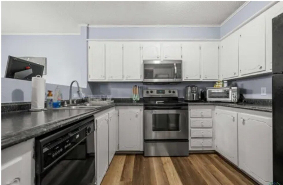 Updated kitchen - 1716 Clearwood Dr