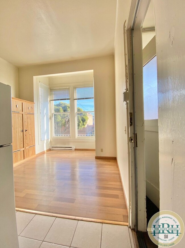 Foto del edificio - 818-820 Treat Avenue