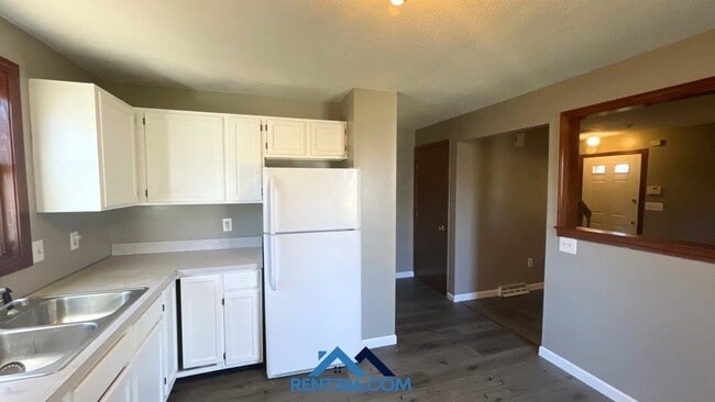 Building Photo - 65 Wisteria St