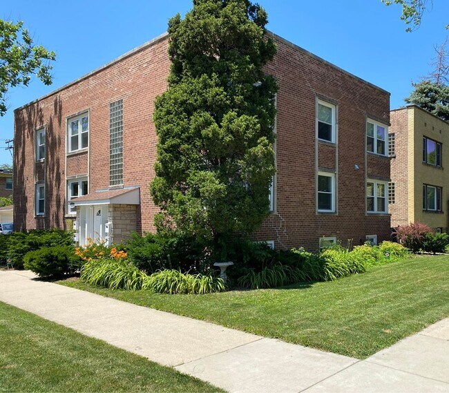 Building Photo - 2900 W Glenlake Ave