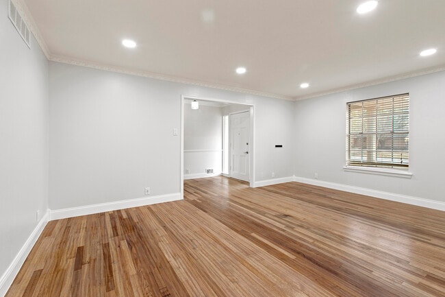 Formal Living Room - 527 E Spring Valley Rd