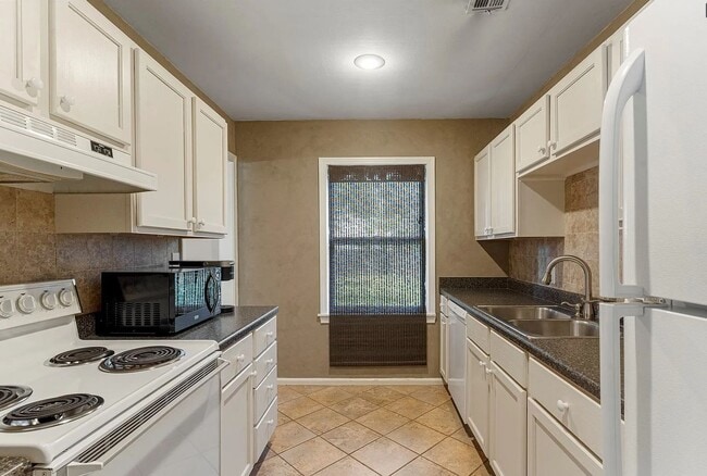 Foto del edificio - Located in the heart of Brookside, this inviting home sits on a spacious, fully fenced corner lot.