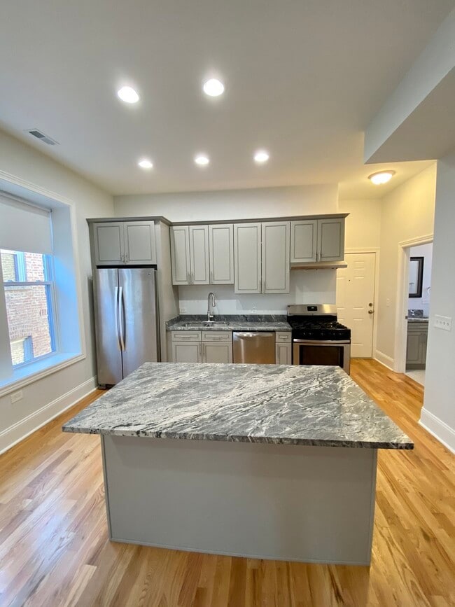 Building Photo - 2807 S Lawndale Ave