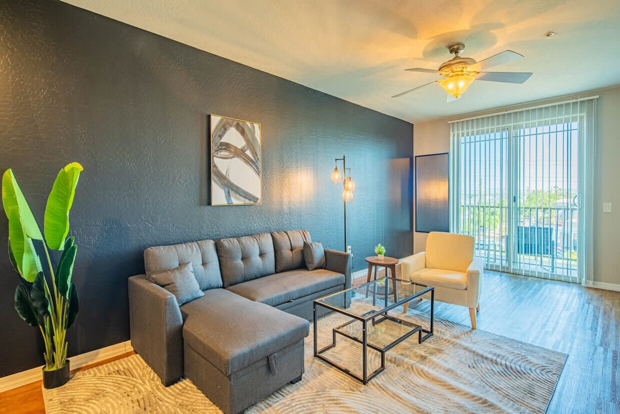 Foto principal - 1275 E University Dr