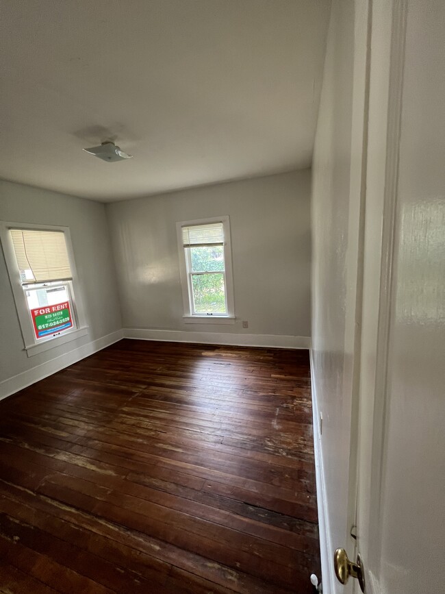 Front bedroom looking SE - 1918 Grainger St