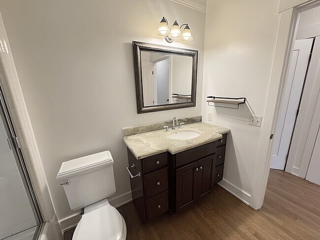 Foto del edificio - 618 1/2 N Beachwood Dr