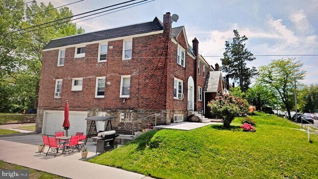 Building Photo - 5451 Howland St
