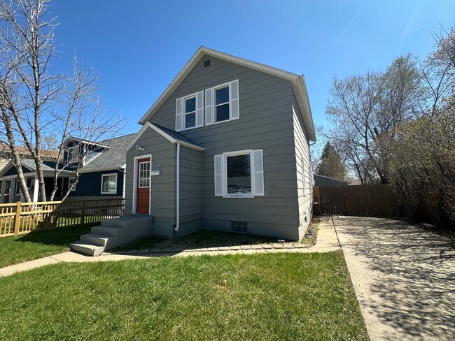Building Photo - 4 Bedroom House!