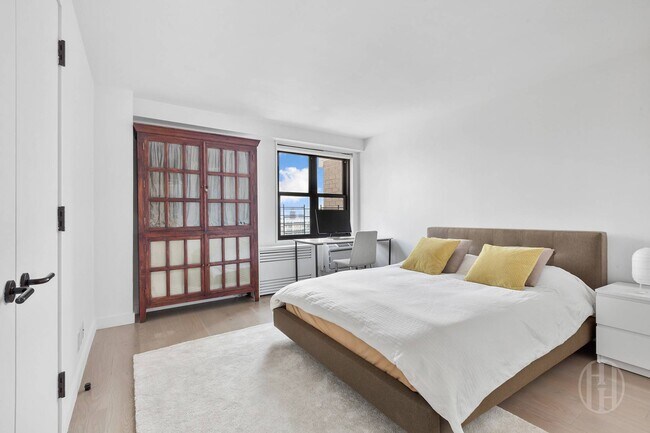 Building Photo - 175 W 95th St