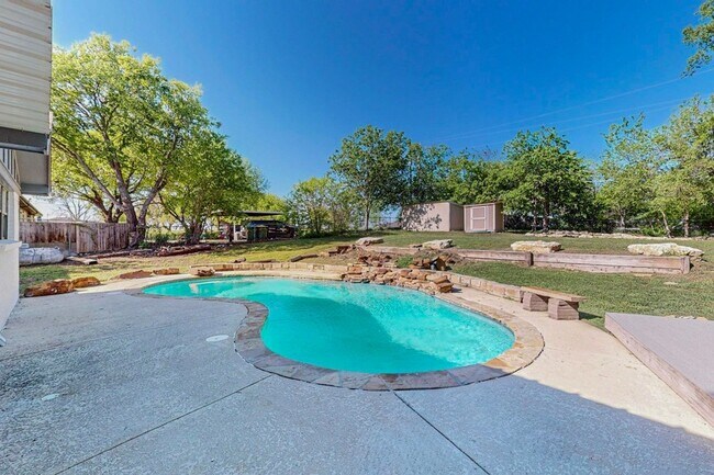 Foto del edificio - 220 Clearwood Dr