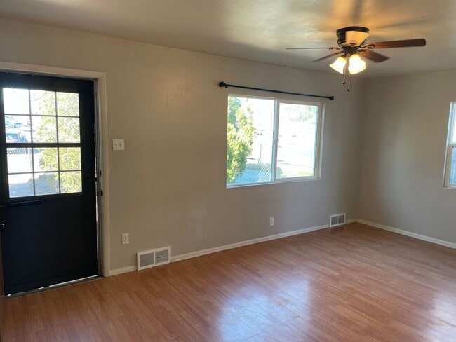 Foto del edificio - Adorable 2 Bedroom, 1 Bathroom Home with Huge Fully fenced Yard and detached garage, Move-In Ready!