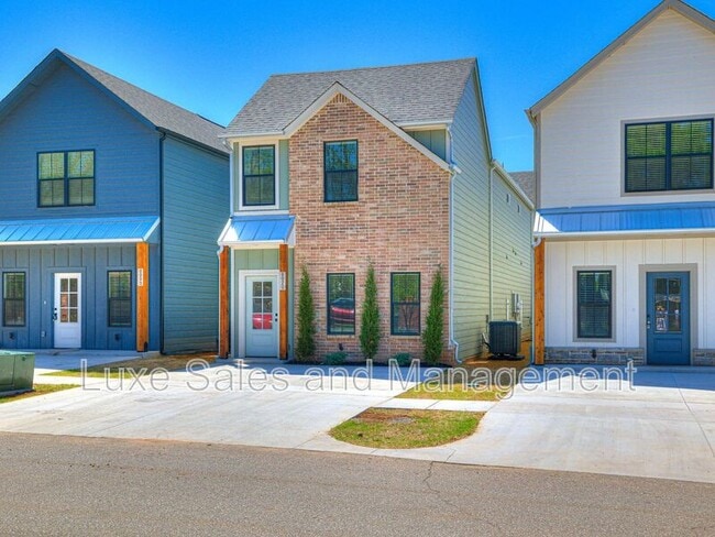 Photo - 612 W 2nd St House