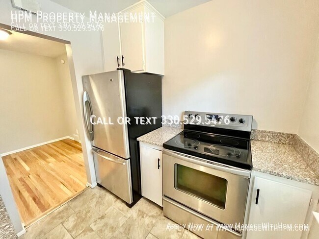Building Photo - 885 S Green Rd