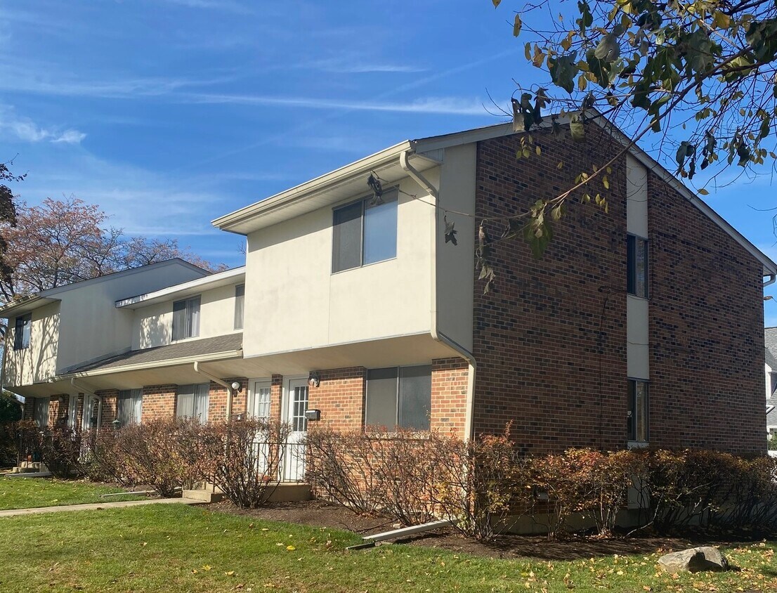 220 W Park Ave, Libertyville, IL 60048 Townhome Rentals in