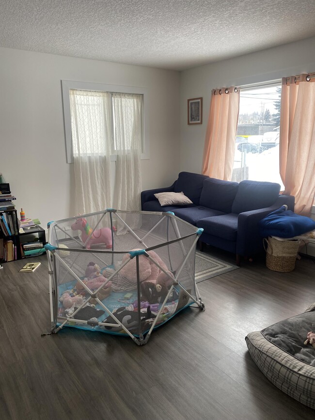 Building Photo - 2041 Tamarack St