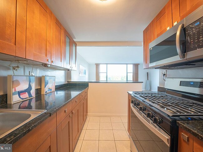 Kitchen - 4600 Duke St