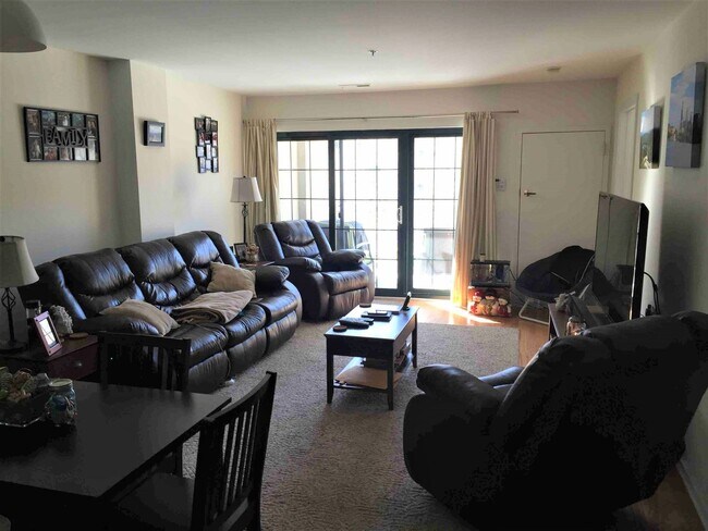 Foto del edificio - Live the Manayunk lifestyle you’ve been dr...