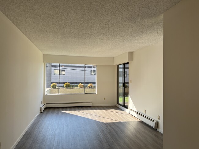 Building Photo - 1285 Martin St