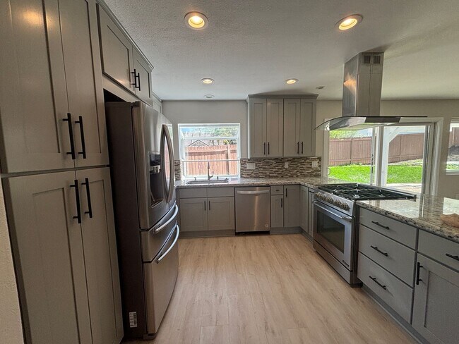 Foto del edificio - Bright & Upgraded 4BD/3BA Rental in San Ma...