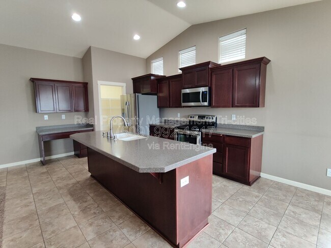 Foto del edificio - 603 Hilltop View St