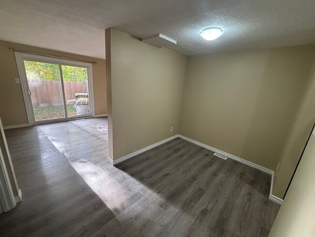 Photo du bâtiment - 325-325 Erb St. W