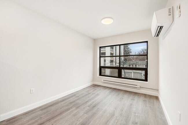 Foto del edificio - 2577 N Downer Ave