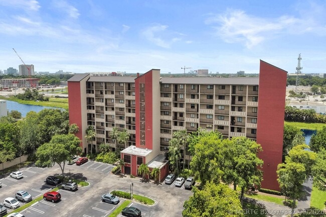 Building Photo - 2200 S Cypress Bend Dr