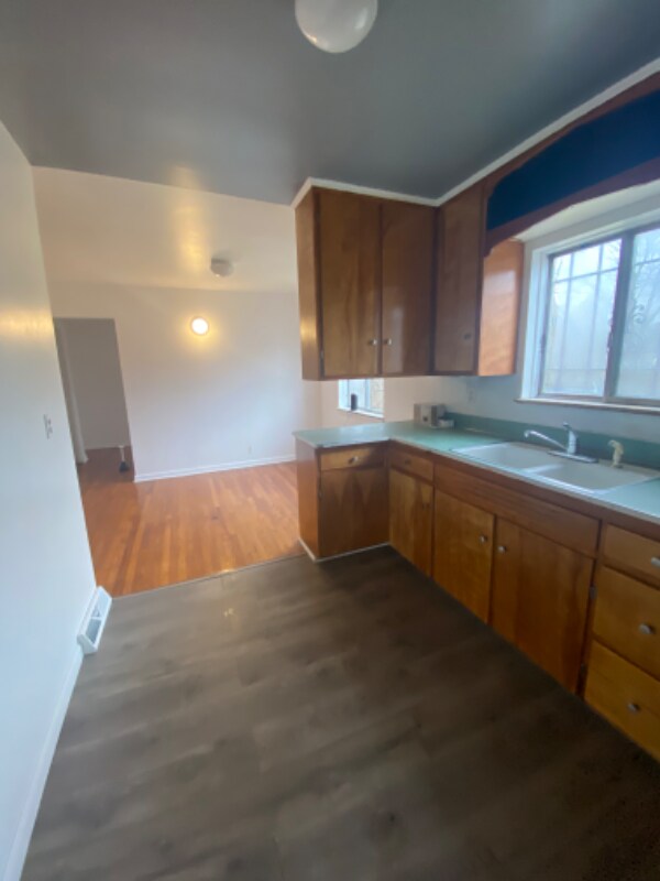 Building Photo - 558 W Foss Ave
