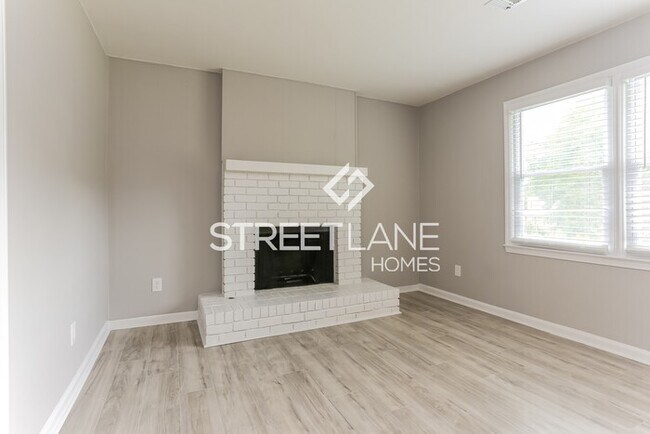 Building Photo - NOW OFFERING FIRST FULL MONTH FREE!!