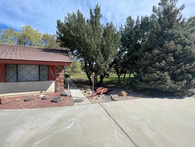 Building Photo - HESPERIA GOLF COURSE HOME with BONUS RV GA...