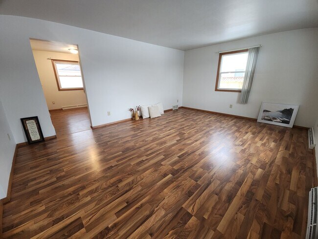 Foto del edificio - 631-633 E Longview Dr.