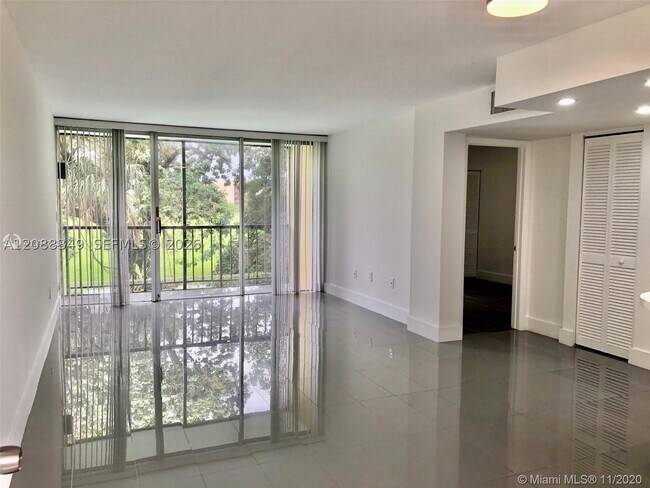 Building Photo - 8870 Fontainebleau Blvd